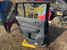 RENAULT Bal hátsó Ajtó (Részeivel)