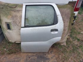 SUZUKI Bal hátsó Ajtó (Részeivel)